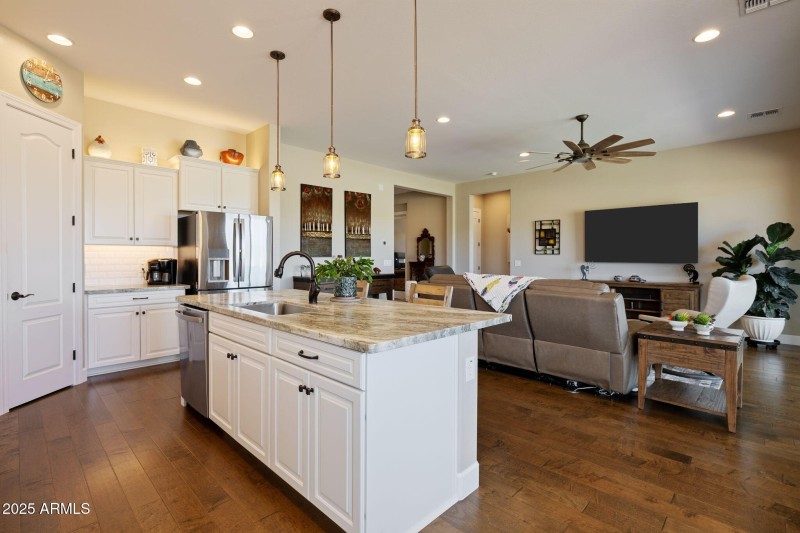 064-Kitchen