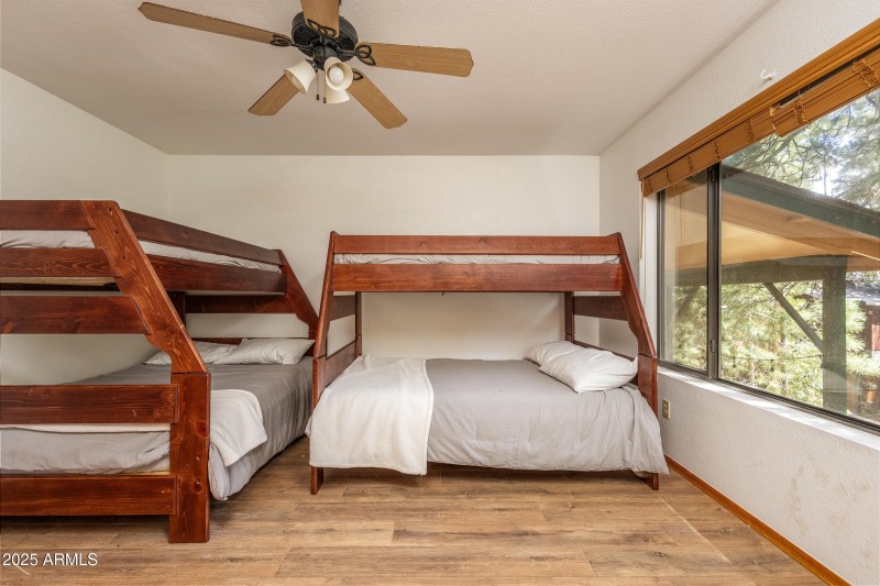 335 Sandia Cir 040