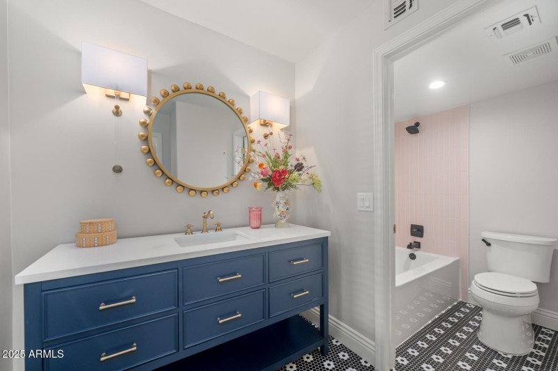 Flex-Suite w/Separate Entry & Full Bath