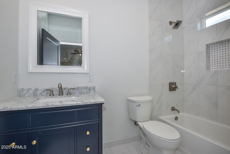 Guest House Hall Bath