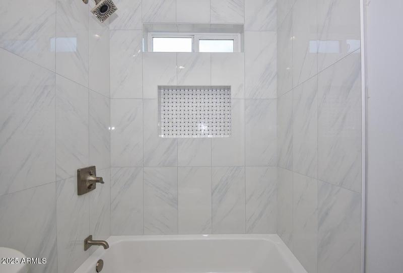 Guest House Hall Bath2