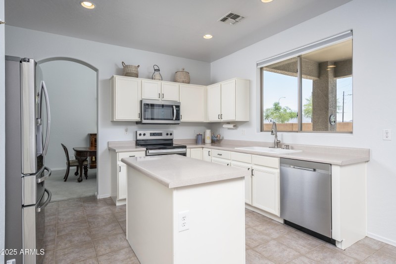 Kitchen Photo 2