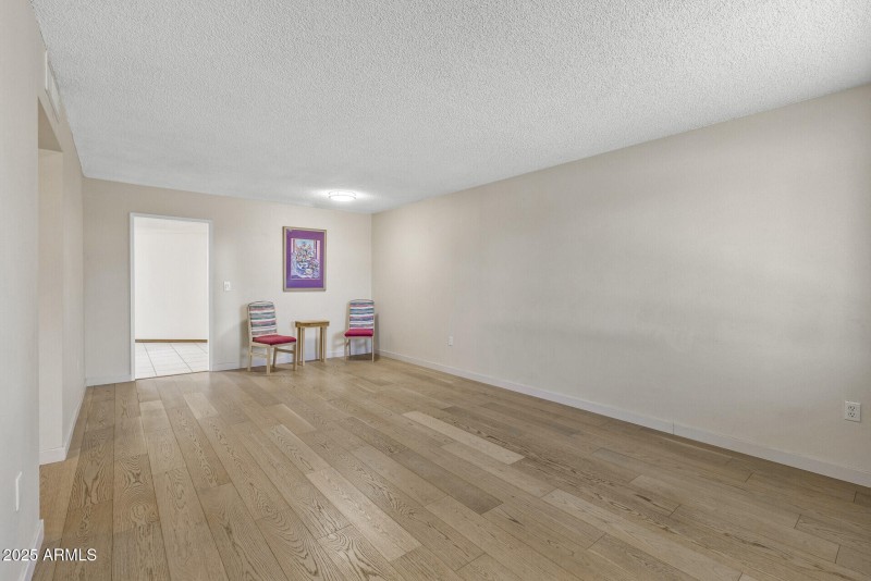 06_13671_N_111th_Ave6_mls
