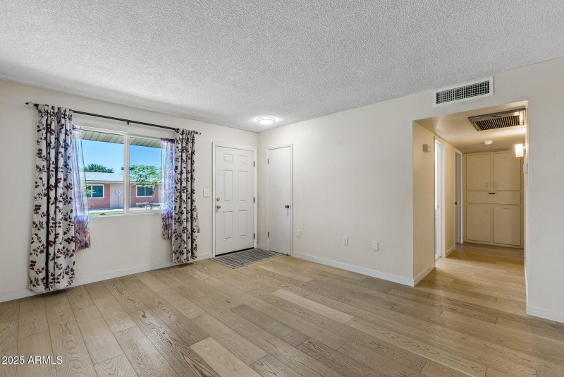 08_13671_N_111th_Ave8_mls