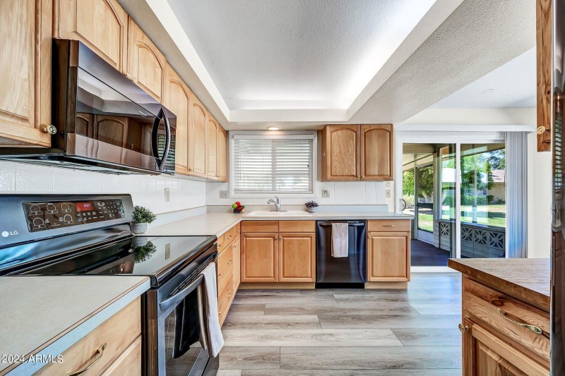 Kitchen neutral cabinets - 103rd
