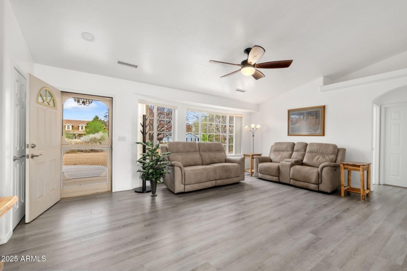 5-Living Room (2)