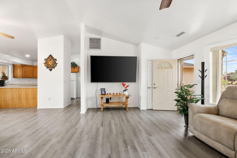 7-Living Room (3)