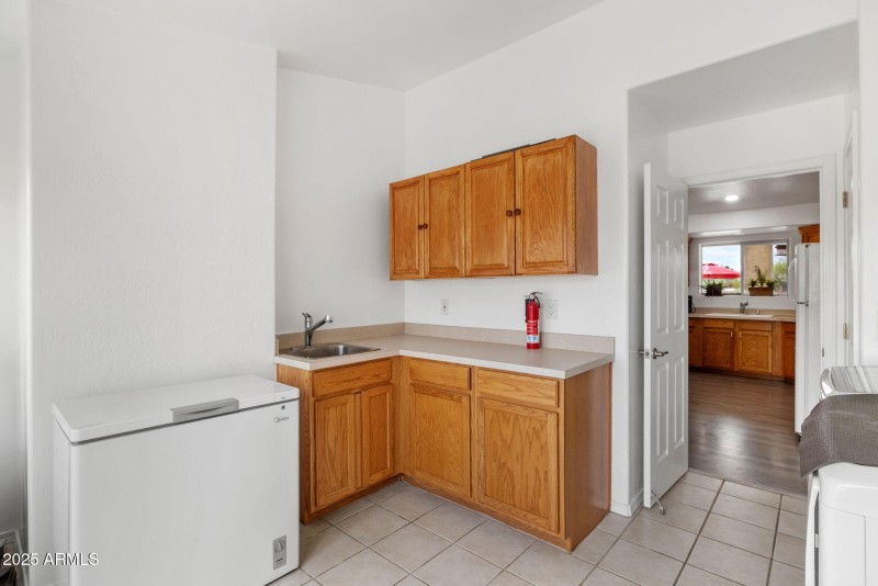 25-Laundry Room (1)