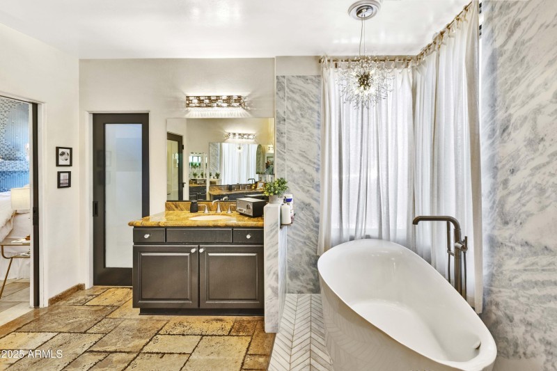 Split Vanity and Soaking Tub