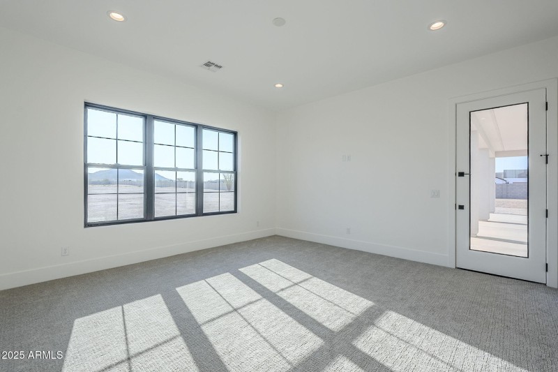 Primary bedrooom