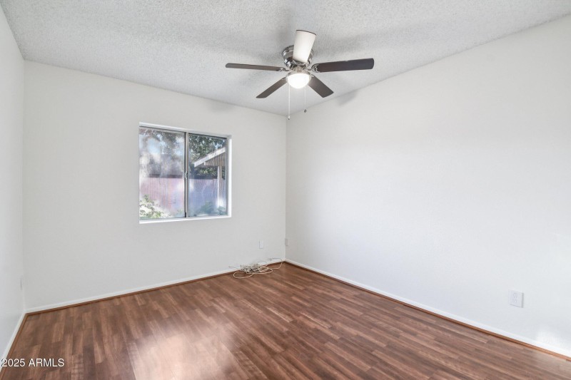 10-web-or-mls-N 36th Dr-1006-010