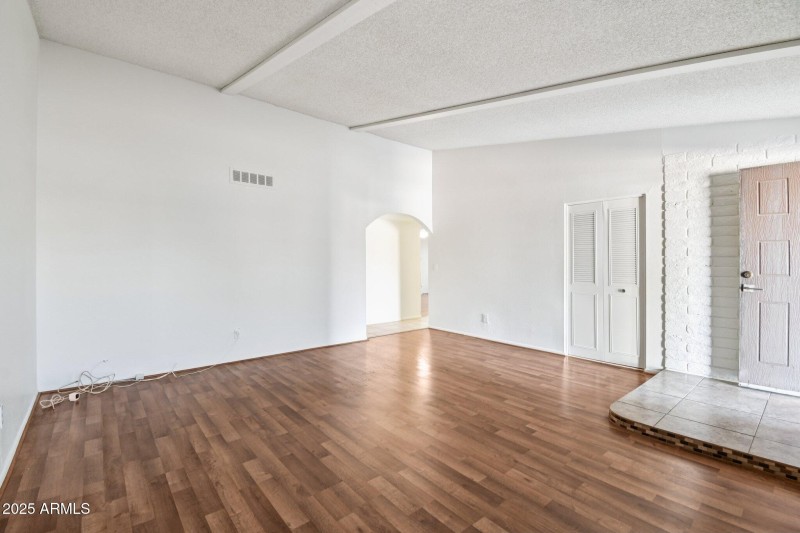 19-web-or-mls-N 36th Dr-1006-019