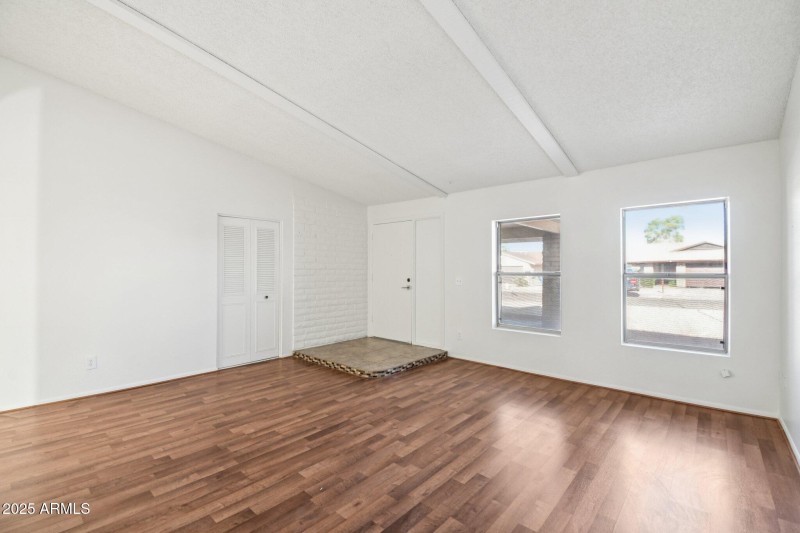 20-web-or-mls-N 36th Dr-1006-020