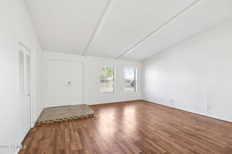 21-web-or-mls-N 36th Dr-1006-021