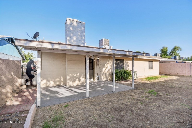 27-web-or-mls-N 36th Dr-1006-027