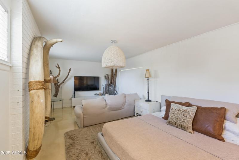 Large guest room with extra space