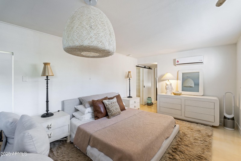 Bright guest room