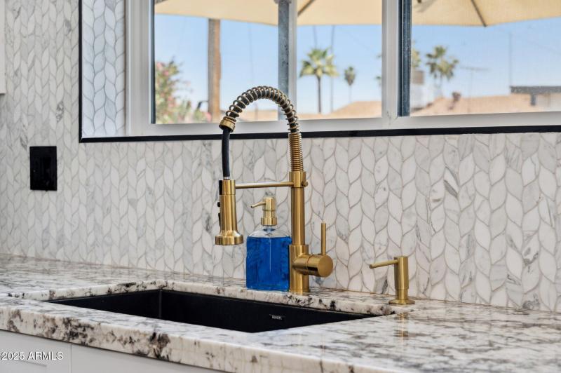 48-web-or-mls-6907-e-willetta-st