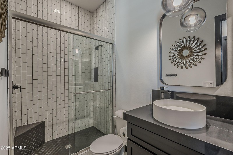 En-suite bath 2