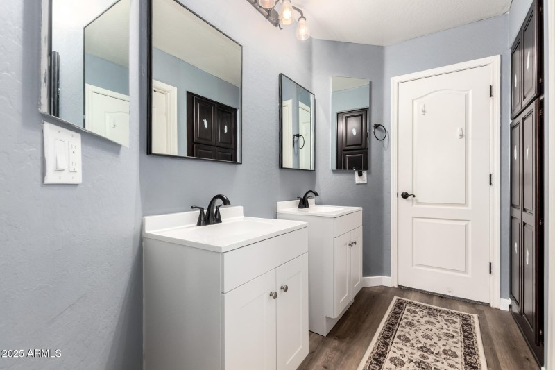 Jack & Jill Bathroom (Upstairs)