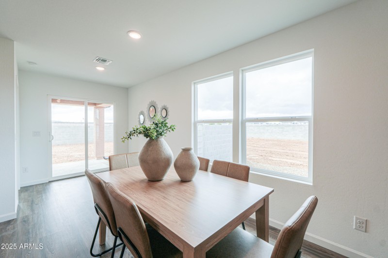 Model Dining (2)