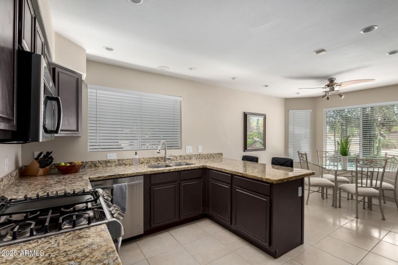 14 - Kitchen and breakfast area