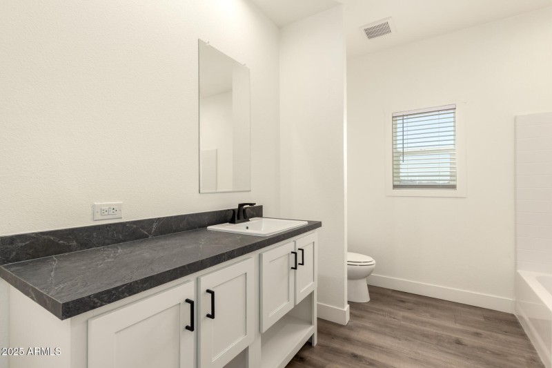 25 - Latham 38402