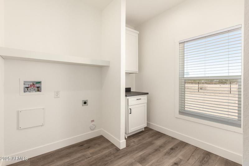 27 - Latham 38402
