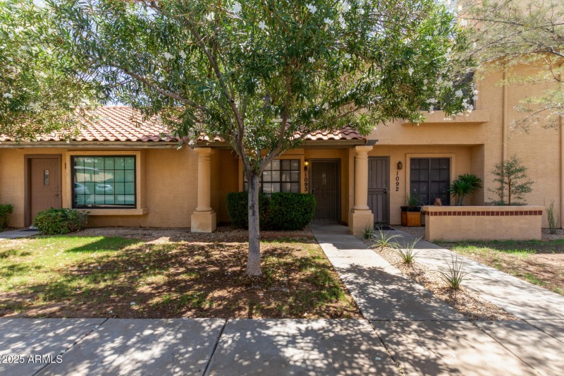 5704 E AIRE LIBRE Ave