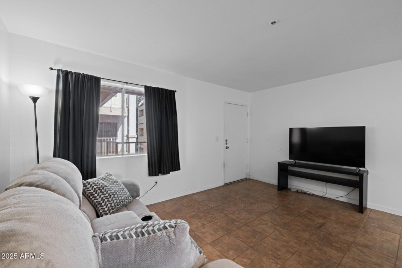 5)GREAT ROOM