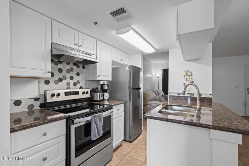 10)KITCHEN