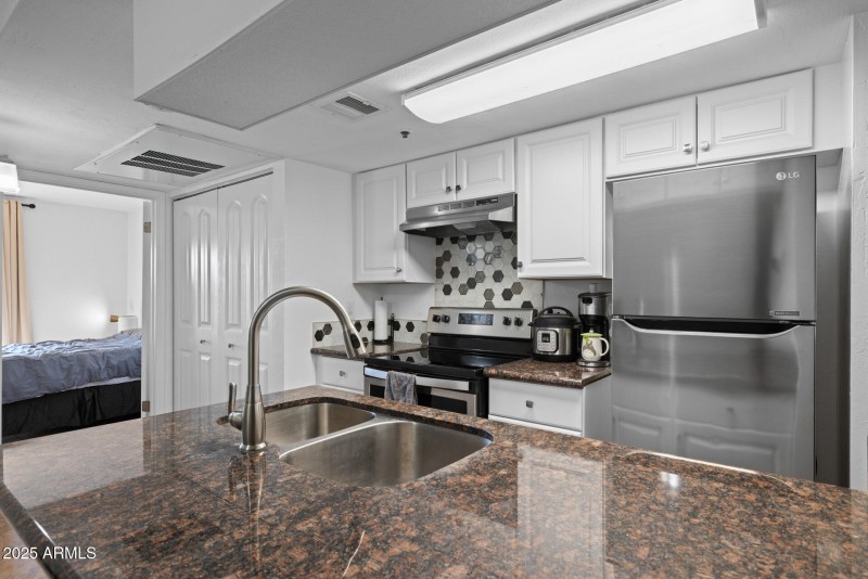 11)KITCHEN