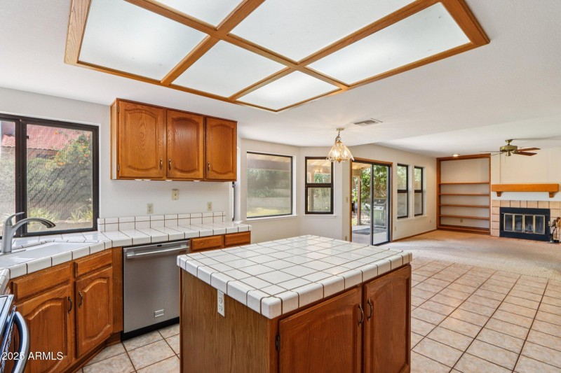 22-web-or-mls-E Sheena Dr-1106-022