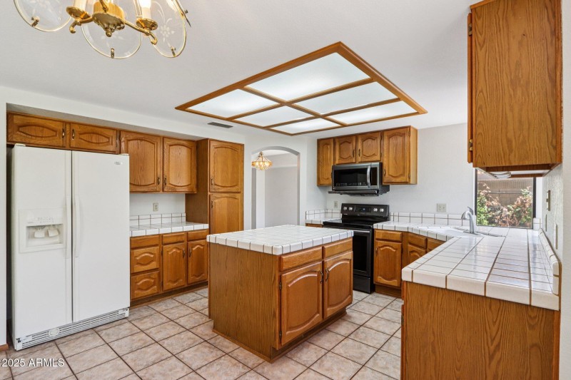 23-web-or-mls-E Sheena Dr-1106-023