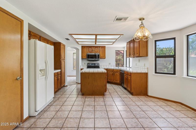24-web-or-mls-E Sheena Dr-1106-024