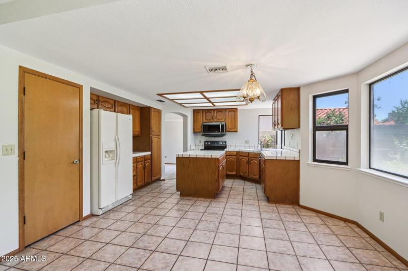 25-web-or-mls-E Sheena Dr-1106-025