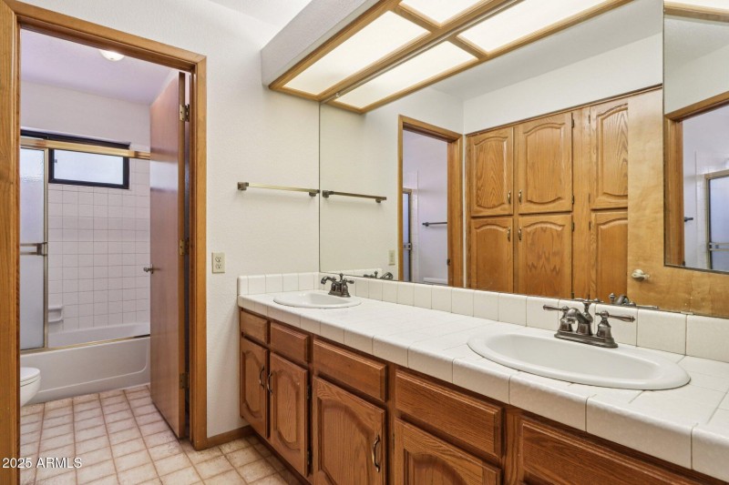 32-web-or-mls-E Sheena Dr-1106-032