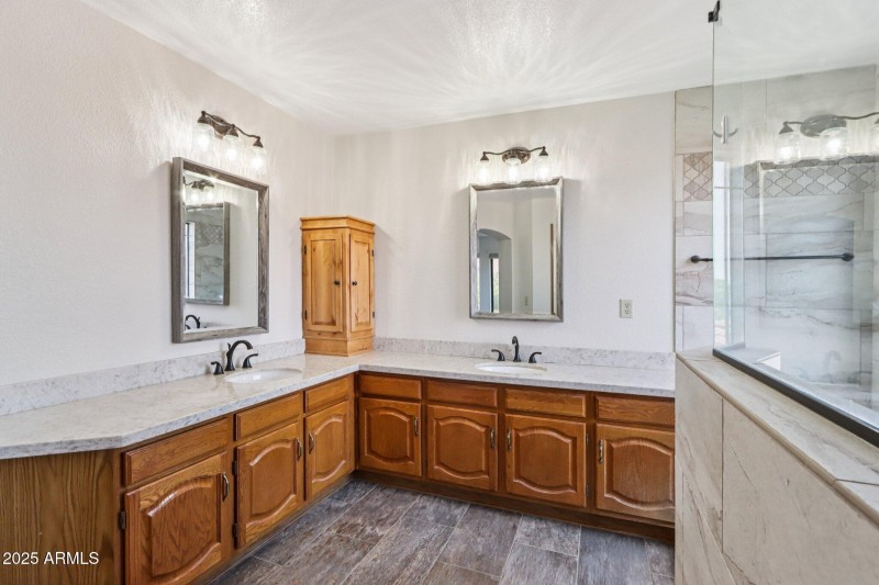 38-web-or-mls-E Sheena Dr-1106-038