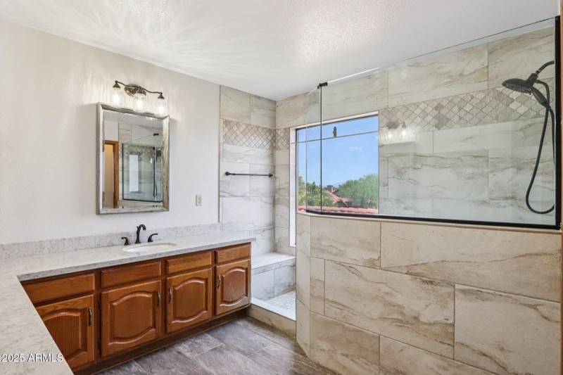 39-web-or-mls-E Sheena Dr-1106-039
