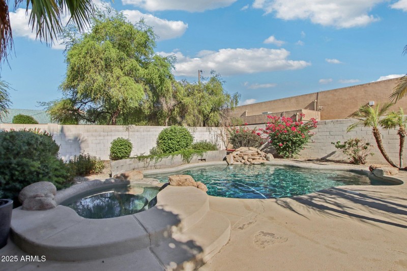 32-web-or-mls-E Southern Ave-1106-032