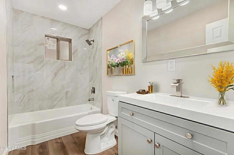 20-Forest - Bathroom - Mid-Century Moder