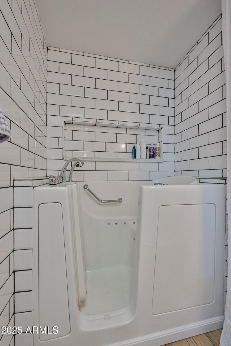 Walk-in tub