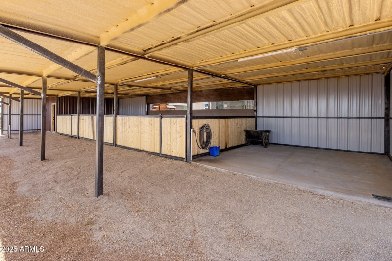 Shedrow barn