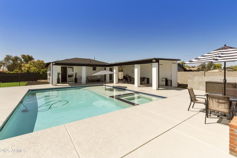 1,000 sq ft Guest House with Pool