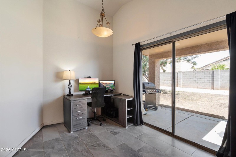 11 Eating area in kitchen