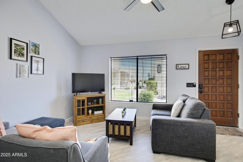 Living Room/Entry