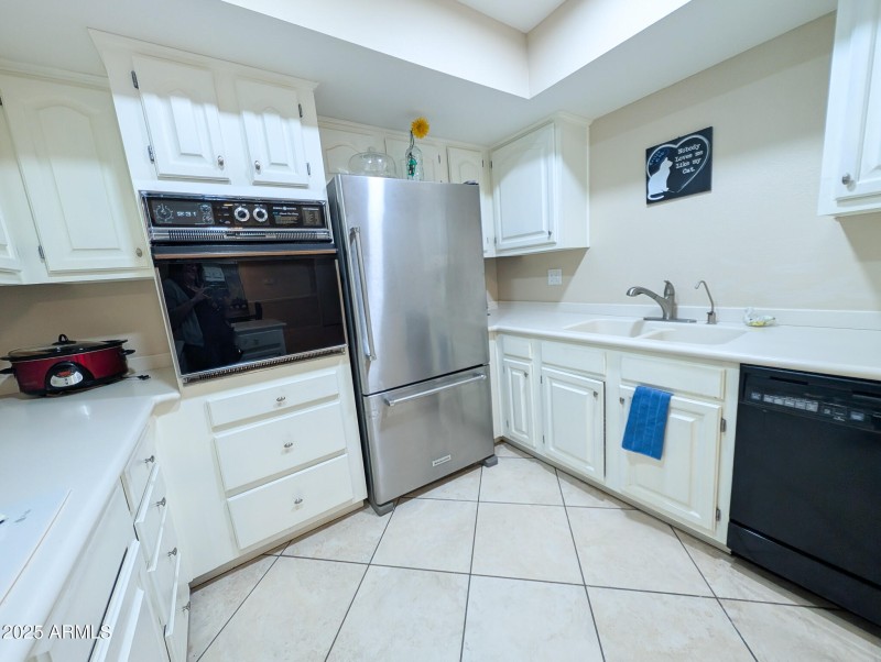 Kitchen 17404 N 99th Ave-010
