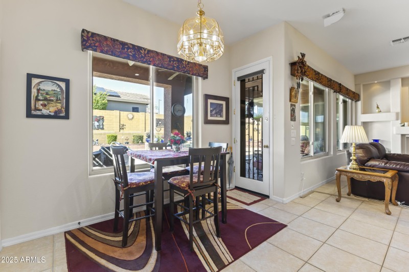 EAT-IN KITCHEN