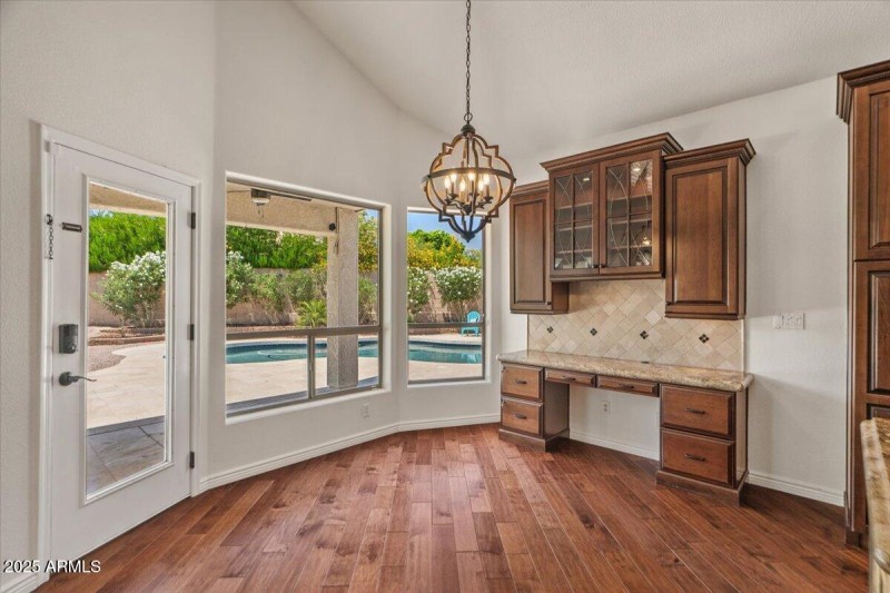 22-Breakfast nook