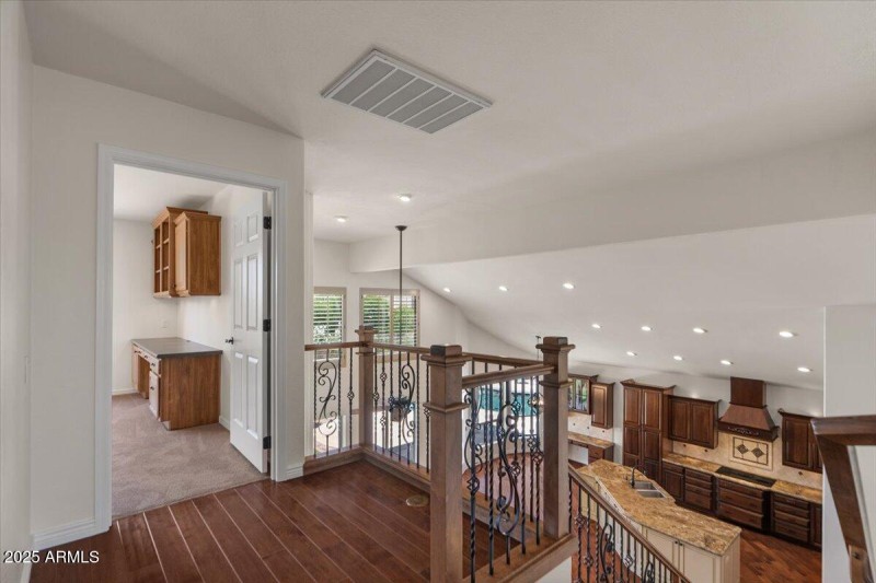 30-Upstairs landing